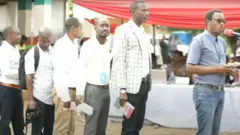 Abanyamakuru barimo kubaza ibibazo mu kiganiro n'abategetsi i