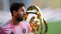 梅西站在世俱盃獎盃前