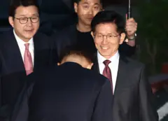 김문수 국민의힘 대통령 후보가 24일 박근혜 전 대통령을 예방하기 위해 대구 달성군 사저에 도착, 관계자들과 인사하고 있다