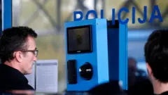 Muškarac gleda u senzor na graničnom prelazu