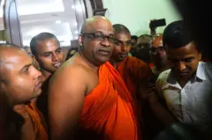 භික්ෂූන් වහන්සේලා කිහිප දෙනෙකු සහ ගිහියෙකු සමග ගලගොඩඅත්තේ ඥානසාර හිමි