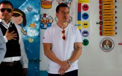 Noboa, con camiseta blanca, en un centro electoral de Guayaquil.