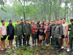 कञ्चनपुरको शुक्लाफाँटा राष्ट्रिय निकुञ्जभित्र च्याउ खोज्न गएका बेला आइतवारदेखि सम्पर्कविहीन  भएका बेल्डाँडी गाउँपालिकाका तीन महिलालाई उद्धार गर्दै नेपाली सेना

