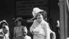 Giiftii Elizaabet umriishee waggaa 21tti Afrikaa Kibbaatti kanneen sababa sanyummaasaanii moggaatti baafaman abbaashee mootii Joorji ja'affaa waliin daawwatteetti