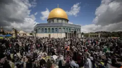 هزاران نفر برای اقامه نماز در مسجد الاقصی تجمع کردند