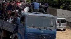 Abapolisi amajana n'amajana ba Republika ya Demokrasi ya Congo bari bahungiye mu Burundi basubijwe iwabo bapakiye mu makamyo