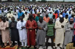 Des musulmans accomplissent la prière de l'Aïd al-Adha (Fête du Sacrifice) à la mosquée du Centre de Lagos, au Nigeria, le 12 septembre 2016.