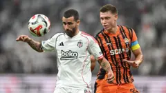 Beşiktaşlı ve Shaktar Donetskli futbolcular mücadele ederken