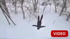 காணொளி: 5-வது மாடியில் இருந்து பனியில் குதித்த நபர்