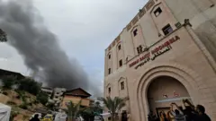 Asap mengepul menyusul serangan Israel di dekat Rumah Sakit Indonesia yang kehabisan bahan bakar dan listrik, di Gaza utara pada Minggu (12/11/2023)