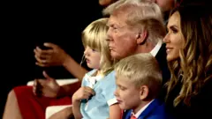特朗普在共和黨全國代表大會上抱著孫兒孫女聆聽嘉賓發言（18/7/2024）
