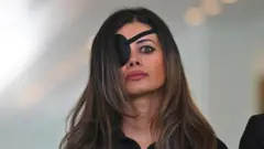 जून महिन्यात केलेल्या निदर्शनांच्या वेळीस एका पोलीस अधिकाऱ्यानं त्यांच्या चेहऱ्यावर ठोसा मारला होता, असा आरोप हन्ना थॉमस यांनी केला आहे. 