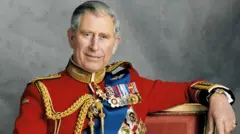 Charles'ın üniformalı fotoğrafı