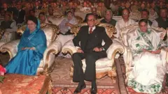 ১৯৯৬ সালে তত্ত্বাবধায়ক সরকারের প্রধান উপদেষ্টা বিচারপতি হাবিবুর রহমানের শপথ অনুষ্ঠানে খালেদা জিয়া ও শেখ হাসিনা