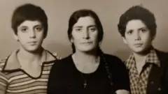 Eid Hadad (à gauche) avec sa mère et son jeune frère en 1977