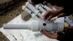 ঘরোয়াভাবে প্লাস্টিক পাইপ দিয়ে বানানো হয়েছে কার্বাইড গান