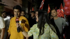 পানিহাটির পিয়ারলেস নগর আবাসনে প্রচার করতে করতে বিবিসিকে সাক্ষাৎকার দিচ্ছেন সিপিআইএম প্রার্থী কলতান দাশগুপ্ত।