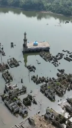 Kampung tenggelam yang kembali muncul akibat kemarau panjang