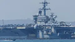 O porta-aviões classe Nimitz USS Abraham Lincoln (CVN-72), movido a energia nuclear, na base aérea naval de North Island em San Diego, na Califórnia (EUA), em 11 de agosto de 2025