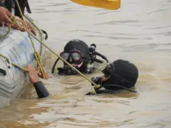 पानीभित्र पस्दै गोताखोरहरू