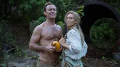 Os atores britânicos Jude Law e Vanessa Kirby, em cena do filme 'Éden'