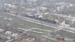 Залізнична колія в Покровську, видно зруйновані будівлі поруч.