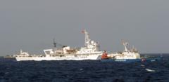 Tàu Cảnh sát biển Việt Nam (phải) và tàu Hải cảnh Trung Quốc đối đầu gần Hoàng Sa năm 2014