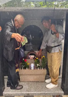 Cinzas de brasileiro morto quatro anos atrás, em acidente de trânsito, são depositadas em cemitério coletivo construído por brasileiros no Japão