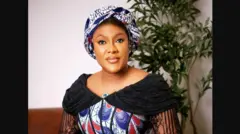 Aisha Achimugu ree to lo iborun, to si n rẹrin musẹ-musẹ pẹlu ẹgba-eti