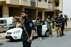 قوات الأمن السورية تقوم بتفتيش المركبات عند مدخل بلدة صحنايا، سوريا، 1 مايو 2025.