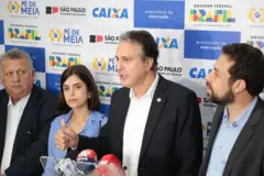 Tabata Amaral ao lado de Santana, enquanto ministro fala a jornalistas