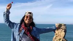 Foto de Juliana sorrindo em frente ao mar