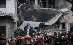 Escombros de prédio em Tel Aviv