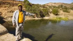 ሓረስታይን ኣማሓዳሪን ጣብያ እንዳኣብርሃ ኣፅባሃ ኣባ ሓዊ ብህዝቢ ዘተሰርሐ ግድጓድ ማይ እናርአየ።
