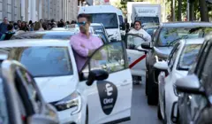 Carros parados na rua