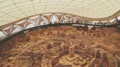 Göbekli Tepe, na Turquia, foi construído por um povo pré-histórico há mais de 11 mil anos, bem antes do período Neolítico, quando começaram a ser construídos os primeiros templos.