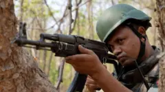 বস্তারের জঙ্গলে মোতায়েন এক নিরাপত্তারক্ষী।