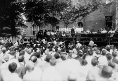 Pessoas assistindo a julgamento em área externa