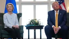 Ursula von der Leyen y Donald Trump sentados en un encuentro en Escocia en 2025