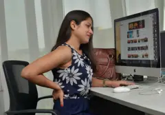 කොන්දේ වේදනාවෙන් සිටින තරුණියකගේ ඡායරූපයකි