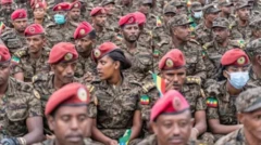 Ọgọọrọ ọmogun wọ aṣọ sọja pẹlu pupa lori wọn