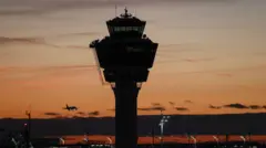 Wieża kontroli lotów o zachodzie słońca.