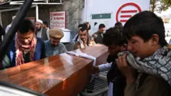 अफगाणिस्तानः काबूल स्फोटांमध्ये 90 ठार, 150 जखमी; बायडन म्हणाले...