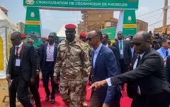 Le président du Rwanda, Paul Kagame, et le président intérimaire de la Guinée, Mamady Doumbouya, marchent après avoir inauguré un nouvel échangeur routier à la périphérie de Conakry, en Guinée, le 18 avril 2023.