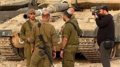 سوران قربانی در حال فیلمبرداری از سربازان ارتش اسرائیل