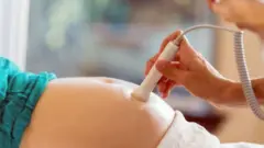 الأمهات الأكبر سنا يواجهن مخاطر أكبر أثناء الحمل والولادة، لكن ثمة مشاكل أيضا ترتبط بتقدم الآباء في العمر