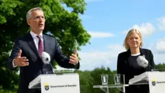 NATO Genel Sekreteri Jens Stoltenberg ve İsveç Başbakanı Magdalena Andersson