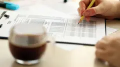 Mulher preenche teste com lápis