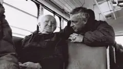 O general do Comando Sul, Ariel Sharon, conversa com o ex-ministro das Relações Exteriores David Ben-Gurion (à esquerda) durante um passeio de ônibus pelas instalações do exército israelense em 27 de janeiro de 1971.