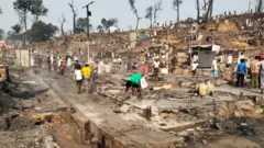 পুড়ে যাওয়া ধ্বংসাবশেষ সরিয়ে ঘর পরিষ্কারের কাজ শুরু করেছে অনেকে